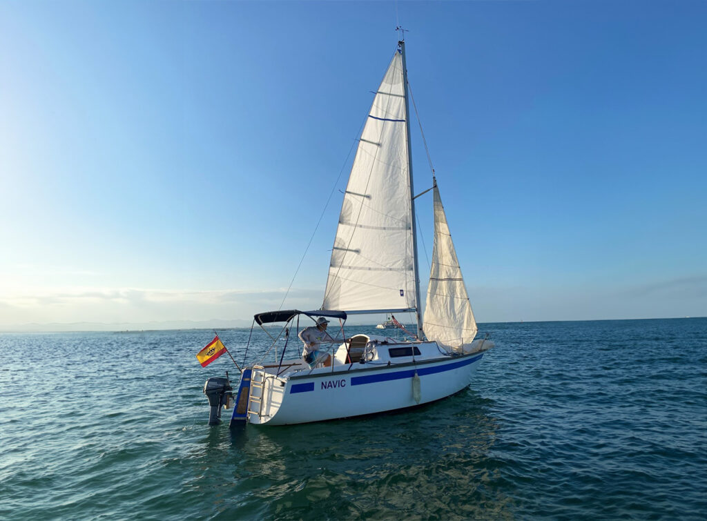 Rent our catamaran, yacht, sailboat or speed boat and sail along the Malvarrosa, Valencia's most famous beach, starting from 25€ per person.