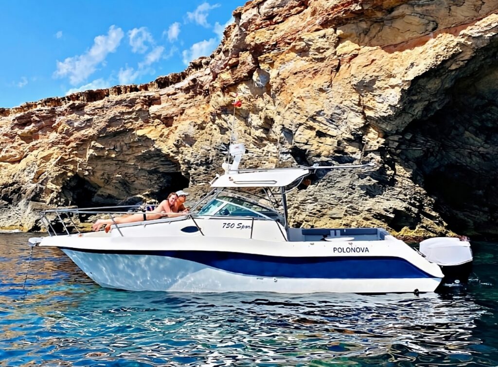 Descubre el fácil alquiler de barcos en Valencia. Disfruta de una experiencia única en el mar Mediterráneo con nuestros catamaranes, veleros y yates de lujo.