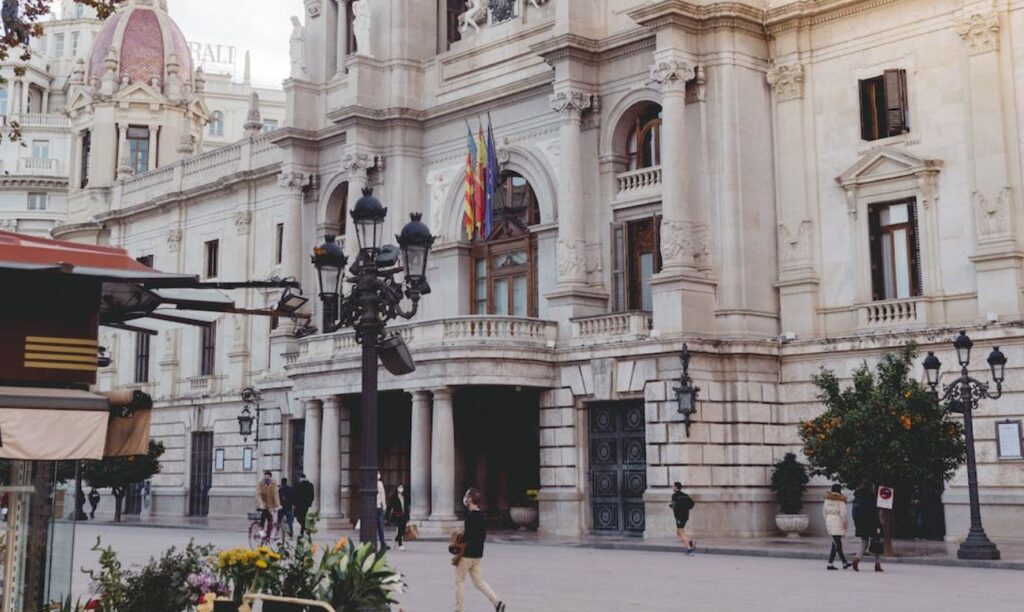 Sumérgete en el vibrante corazón de Valencia en la Plaza del Ayuntamiento, que alberga el Ayuntamiento y acoge mascletás tradicionales durante las Fallas.