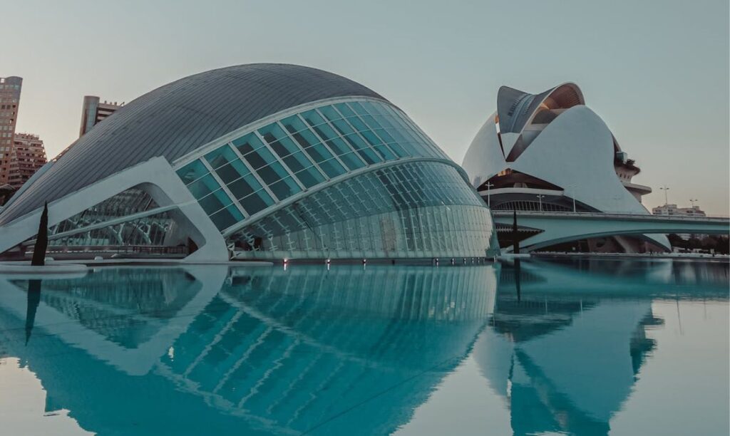 Visita la Ciudad de las artes y ciencias, un vasto complejo diseñado por Santiago Calatrava, hogar de Hemisfèric, Palau de les Arts Reina Sofía, Umbracle, Museo de las Ciencias Príncipe Felipe y Oceanogràfic.