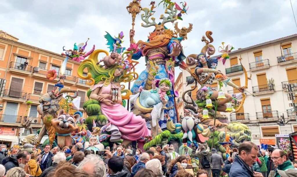 Contempla la grandeza de las Fallas de Valencia, con mascletás diarias, procesiones, ofrendas de flores y la quema simbólica de enormes figuras de cartón piedra.