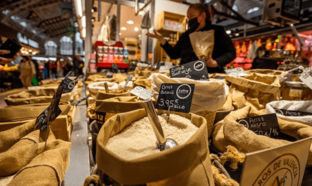 Satisface tu pasión por la comida en el Mercado Central de Valencia, el mercado más grande de Europa que vende productos frescos.