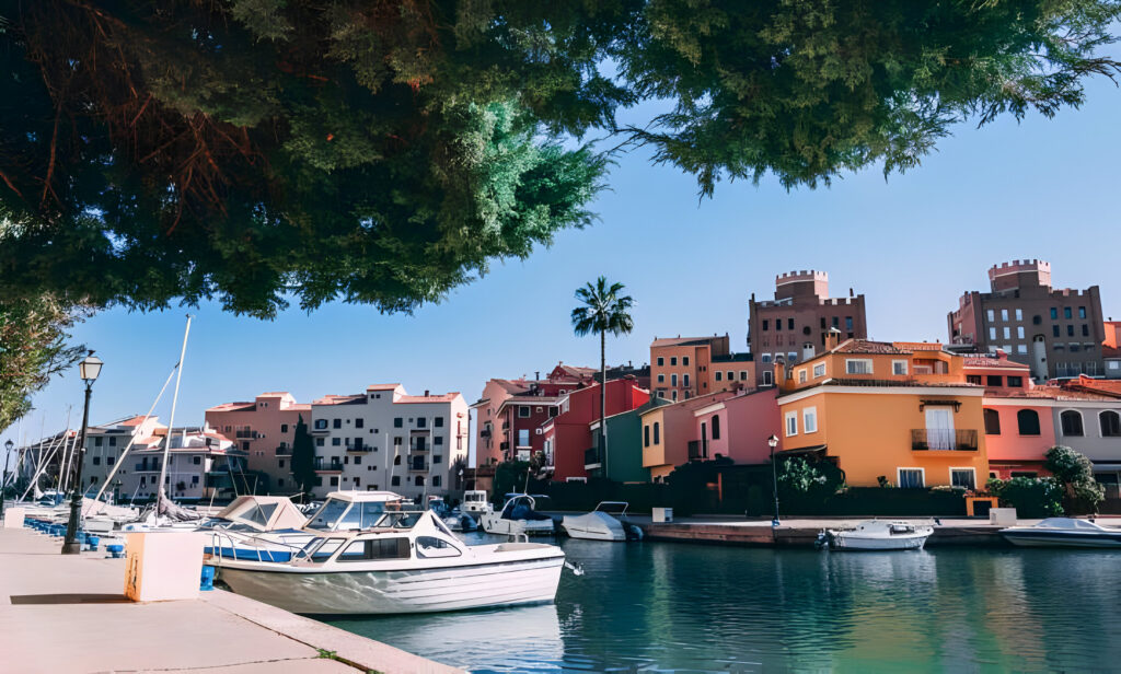 Visita Port Saplaya, “La Pequeña Venecia Española” y disfruta de un emocionante paseo por los encantadores canales de Port Saplaya.