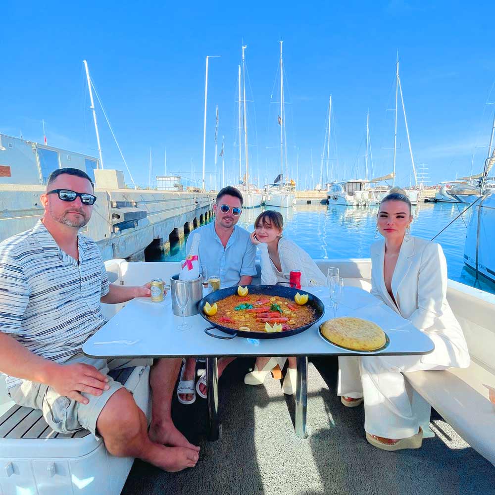 Discover the essence of Valencia through its iconic paella. Find out where and how to enjoy the best recipe, even by the sea! Immerse yourself in authentic flavors.